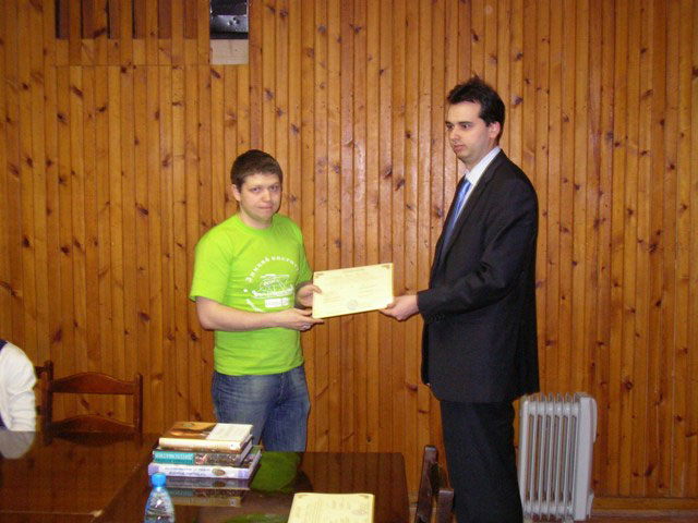 Диплом об окончании Зимнего института получает С.С. Ежеменцев (Барнаул)