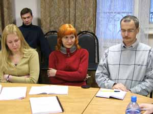 Научный руководитель ЗИМО-2005 д.пол.н., профессор А.Д. Богатуров
(справа), Д.Г. Балуев и слушатели Института готовят вопросы к очередному
докладчику