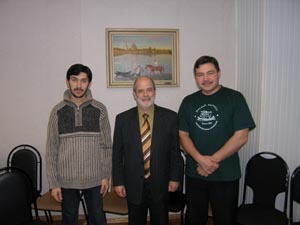 Слушатели Д. Н. Усманов ( Душанбе, Таджикистан), Ф.Н. Салимов ( Душанбе, 
        Таджикистан) и профессор В.В. Наумкин
